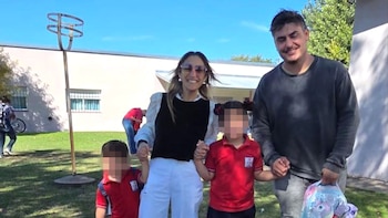 Una pareja de Henderson adoptó a tres hermanos y busca un préstamo para reunir a los cinco