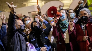 Irací Hassler habla por megáfono