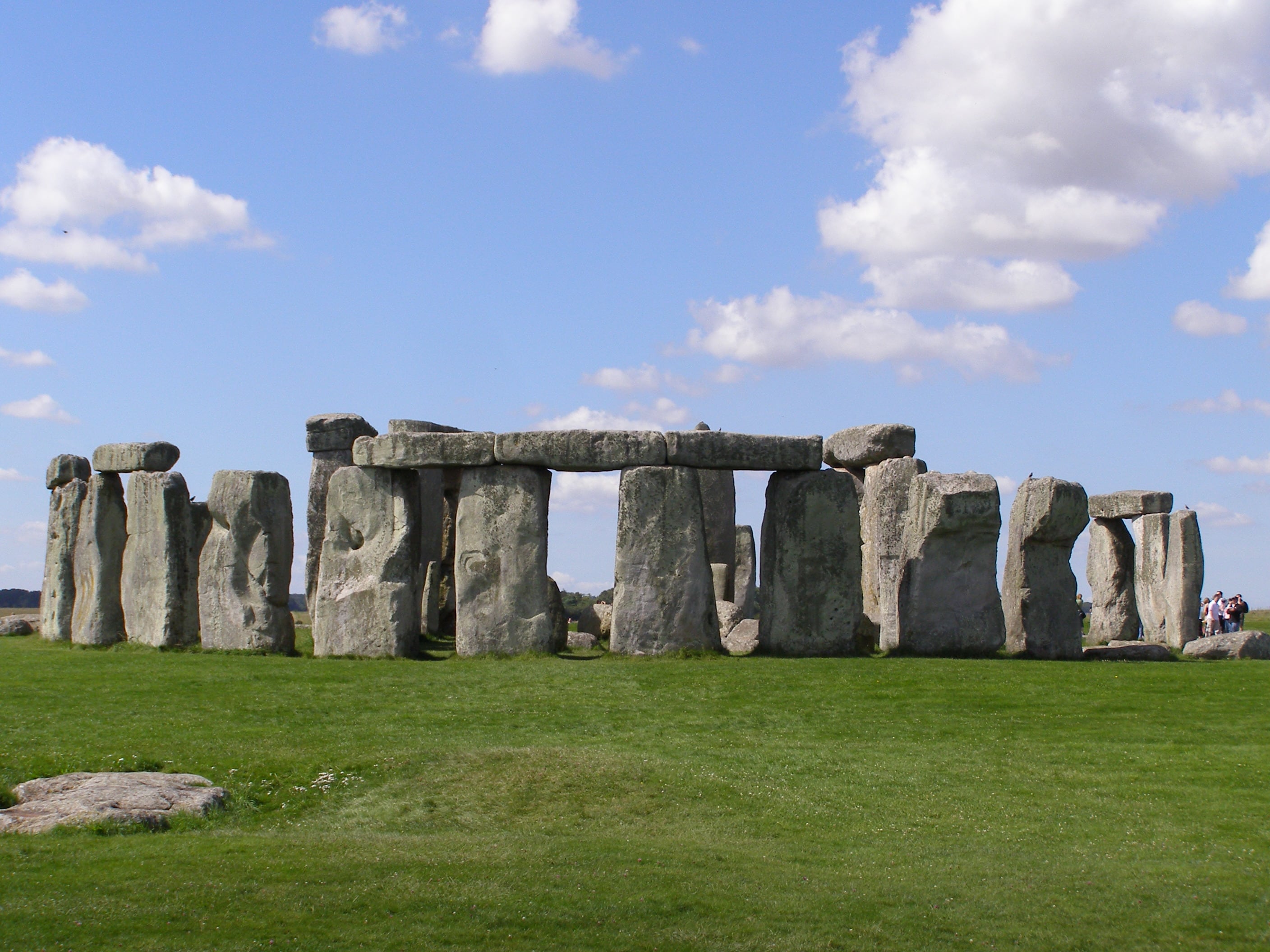 La piedra del altar de Stonehenge, un megalito de arenisca de seis toneladas, habría sido movida en varias etapas por tierra y por rutas fluviales o costeras - (Wikimedia).