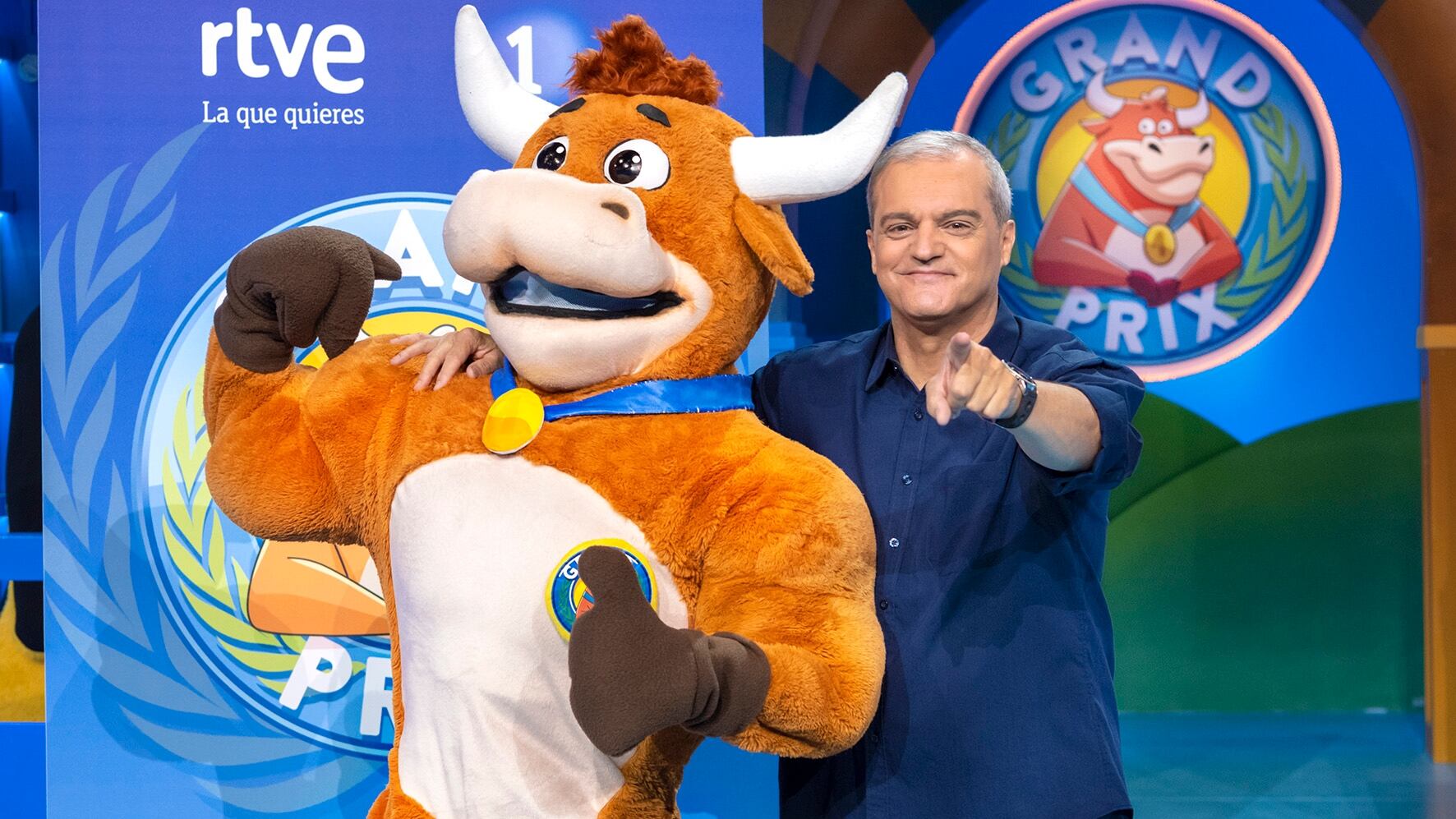 Ramón García, con la vaquilla de