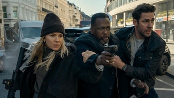 Este thriller de acción de Prime Video lleva más de un mes entre las películas más vistas de la plataforma y ha significado el regreso de una de saga mítica de los 90