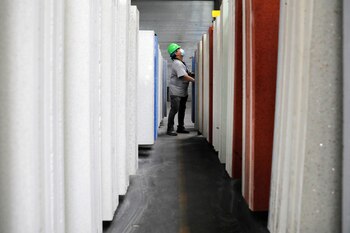 Un trabajador ordena las losas