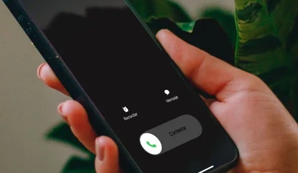 La sentencia atribuyó el 80% de la responsabilidad al banco por no detectar transferencias inusuales y el 20% a la clienta por llamar a un número hallado en Google. (Foto de archivo: Getty Images)