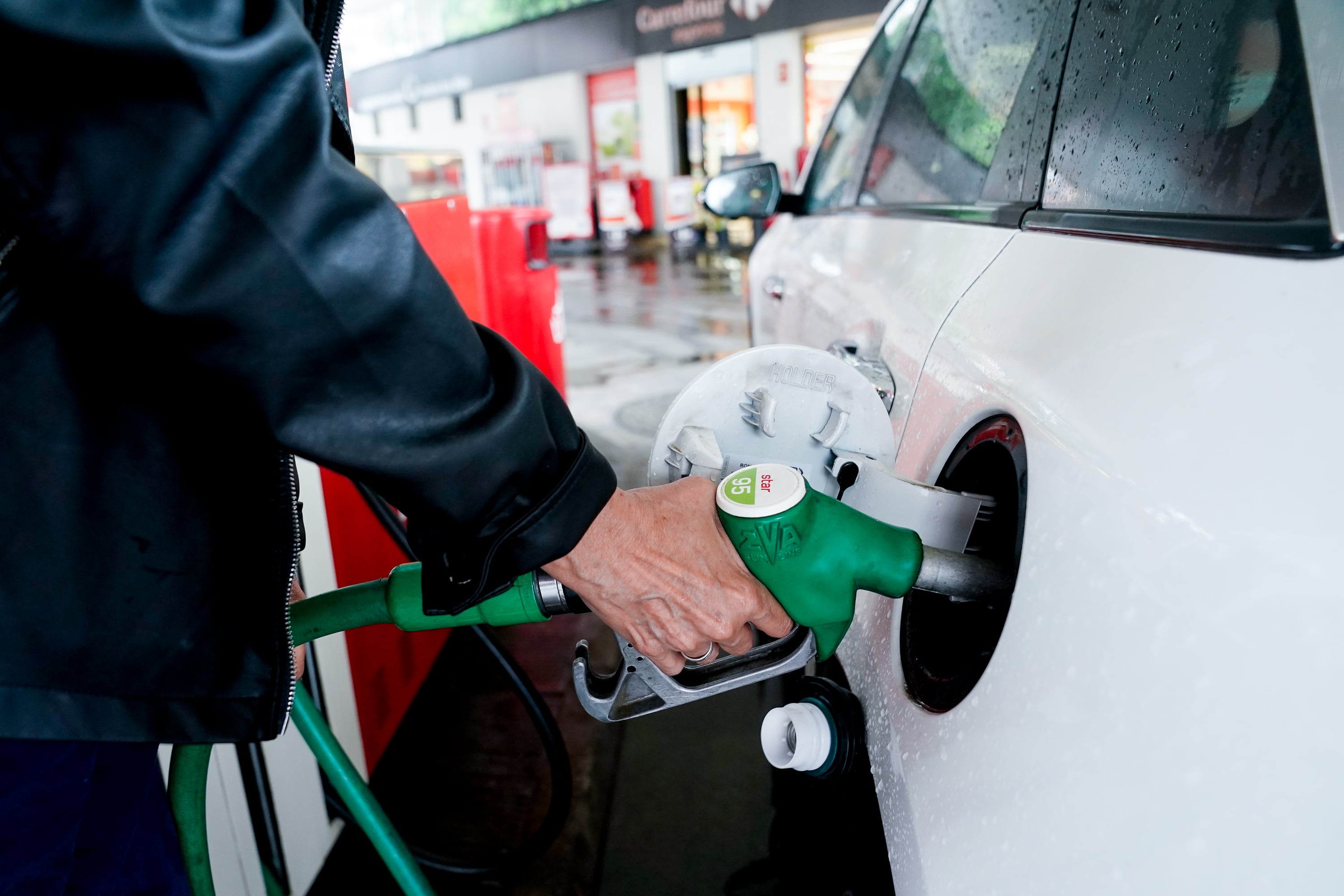 Una persona pone gasolina a su vehículo en una gasolinera (A. Pérez Meca - Europa Press)
