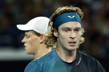 EL tenista ruso Andrey Rublev (front) pasa delante del italiano Jannik Sinner durante el partido de cuartos de final del Abierto de Australia que se disputa en melbourne, Australia. EFE/EPA/MAST IRHAM