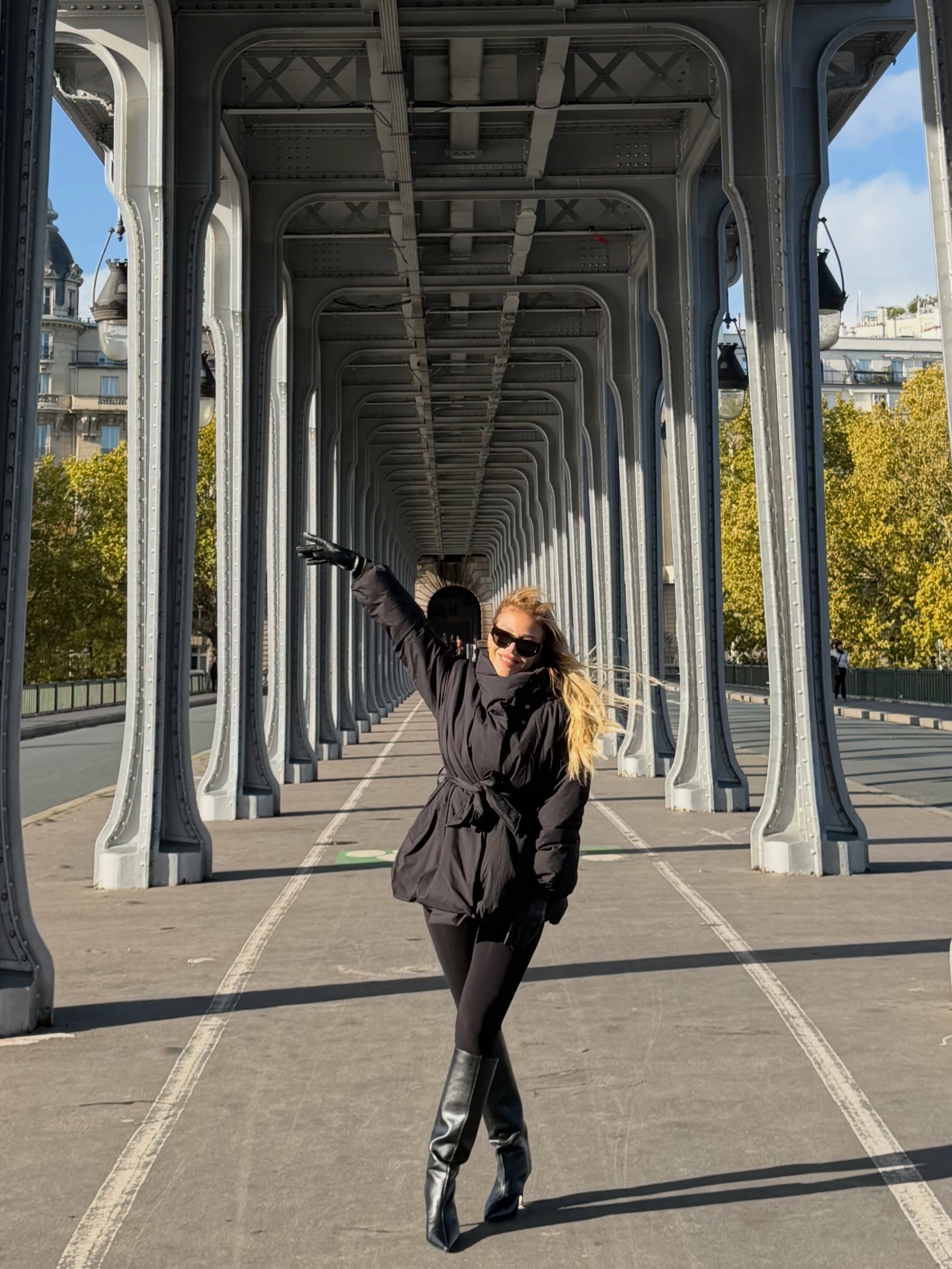 Evangelina posa en el viaducto del puente de Bir-Hakeim durante una visita a la ciudad de París