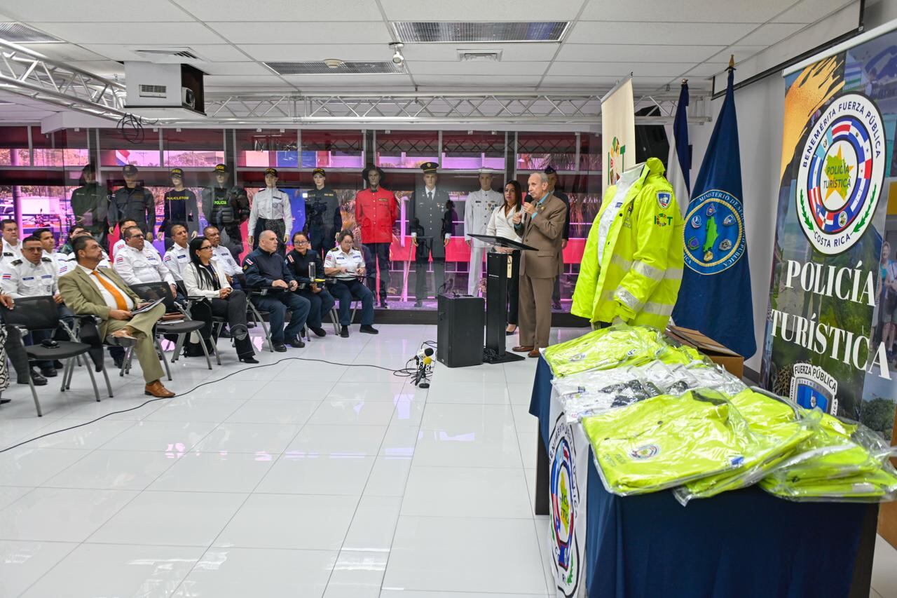 La distribución de material informativo, junto con uniformes, tiene como objetivo incrementar la visibilidad de la unidad y facilitar la comunicación directa con los turistas en distintos puntos clave del país. Fuente: Ministerio de Seguridad Pública