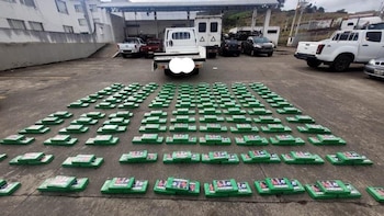 El operativo fue ejecutado por la Policía Nacional en el sector Guagua Negro, en Tulcán donde fue interceptado un camión que contenía 370 bloques de cocaína en un doble fondo dentro del vehículo.