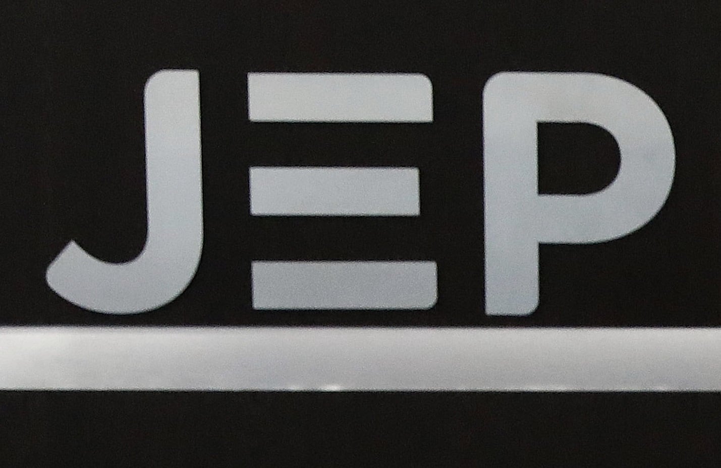 Fotografía de archivo en la que se registró un logo de la Jurisdicción Especial para la Paz en Colombia (JEP). EFE/Carlos Ortega