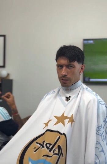Lisandro Martínez lució un textured crop con mid fade, con los contornos de la nuca perfilados a navaja y un flequillo desmechado sobre la frente