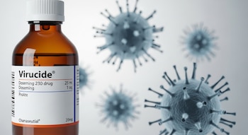 Primer plano de una botella de medicamento de color ámbar, etiquetada como 'Virucide', con una tapa blanca, y varias representaciones de virus borrosas en el fondo.