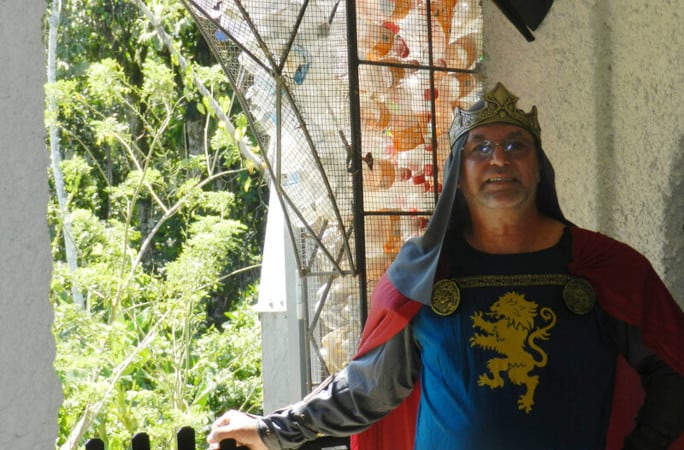 El proyecto de Robert Bezeau promueve el 'upcycling', reutilización creativa que evita la liberación de fibras plásticas al medio ambiente (Créditos: Guinness World Records)