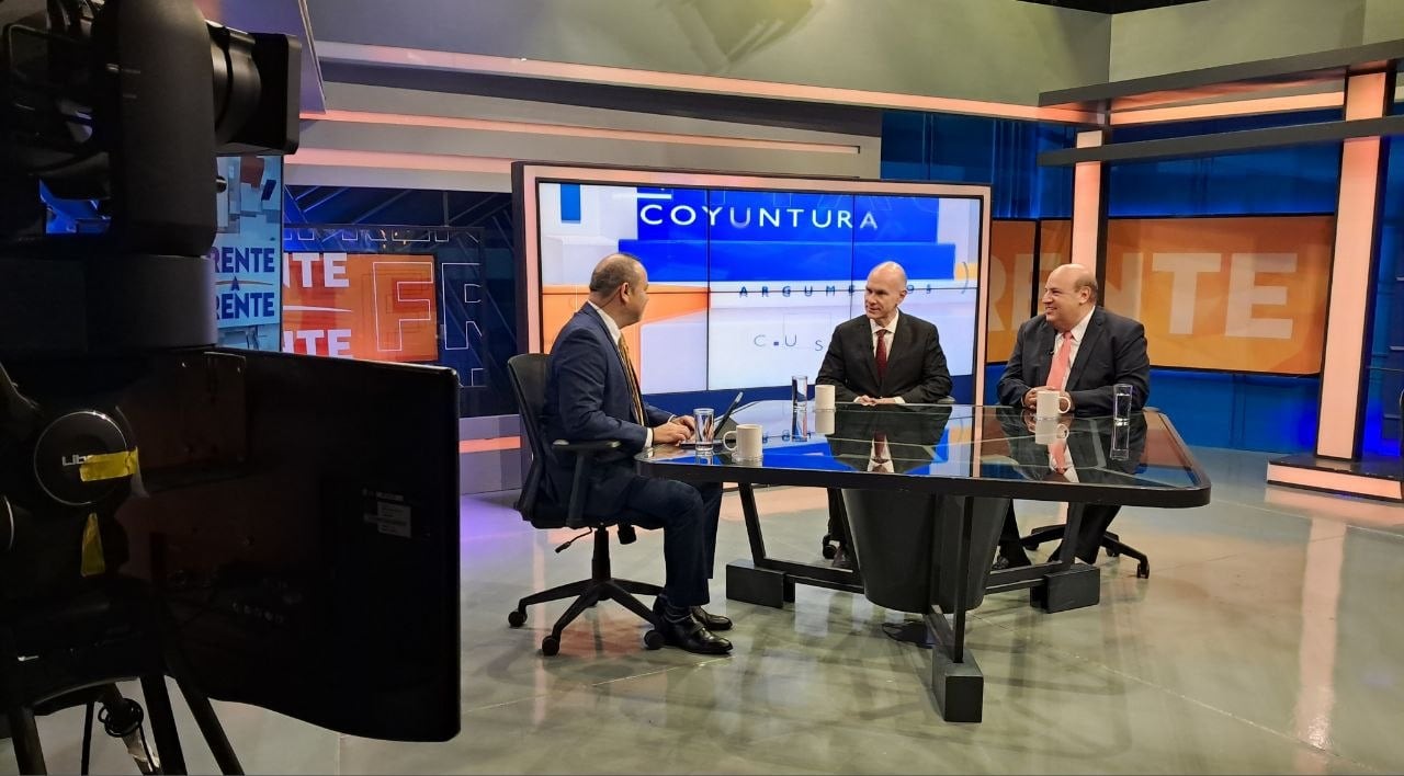 Durante la entrevista, Jorge Arriaza, presidente de la ASI (derecha), informó que la integración regional será un eje central de la cumbre con la participación de autoridades de Honduras, Guatemala y El Salvador./ (Frente a Frente)
