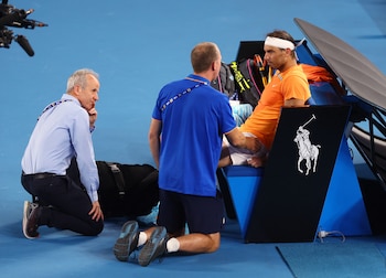 Rafael Nadal recibe atención médica durante el Australian Open del 2023 (Foto: Reuters/Hannah Mckay)