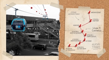 Cabina azul de Cablebús sobre una estación gris y una calle, con un mapa de ruta de la Línea 4 en una pizarra de corcho con chinchetas y cinta adhesiva.