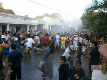 Tradicional mojadera en el Carnaval