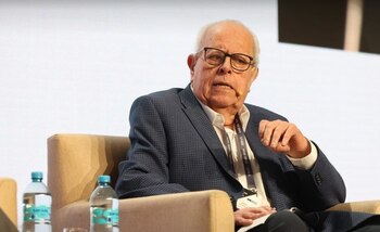 Julio Velarde en CADE 2024. La crisis política en Perú ha sido un tema recurrente en los últimos años, con constantes tensiones entre el Ejecutivo y el Legislativo. Estas disputas han llevado a cambios frecuentes en la presidencia, lo que ha contribuido a la percepción de inestabilidad mencionada por el banquero. Créditos: IPAE