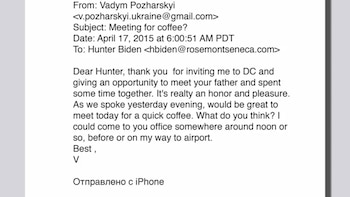 Captura de un correo electrónico en inglés dirigido a Hunter Biden con fecha del 17 de abril de 2015 y firma de Vadym Pozharskyi