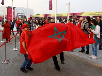 Aficionados marroquíes se fotografían con la bandera de Marruecos antes del partido en el Estadio Al Thumama, Doha, Qatar, 10 de diciembre de 2022. REUTERS/Ibraheem Al Omari
