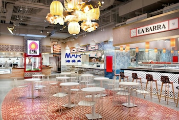 Puestos en el interior de Mercado Little Spain (José Andrés Group)