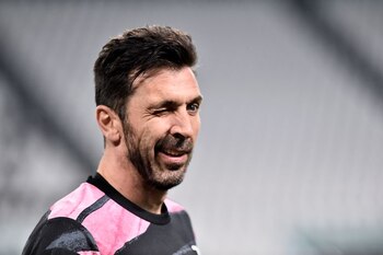 El arquero Gianluigi Buffon le