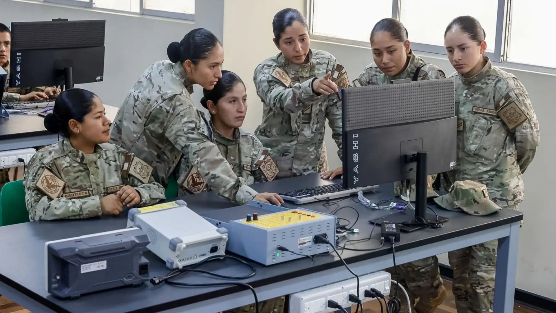 Integrantes de la Fuerza Aérea del Perú realizan clases prácticas con equipos informáticos en la Base Aérea Las Palmas, en el distrito de Surco. (Agencia Andina)
