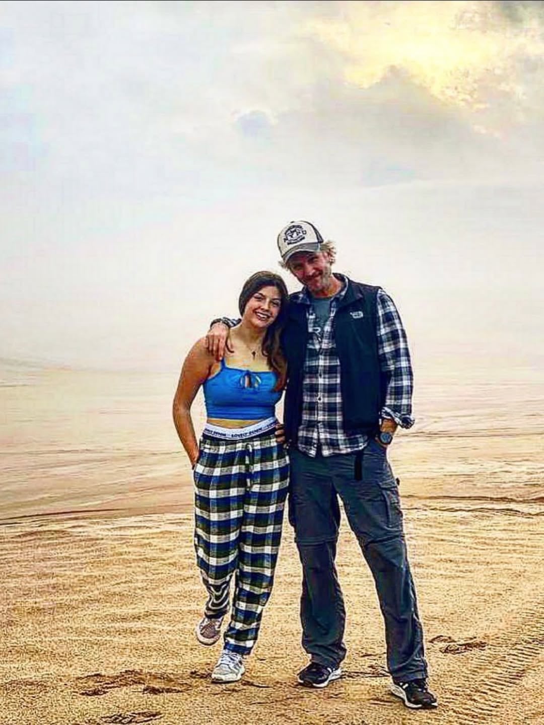 Padre e hija compartiendo un momento juntos en la playa