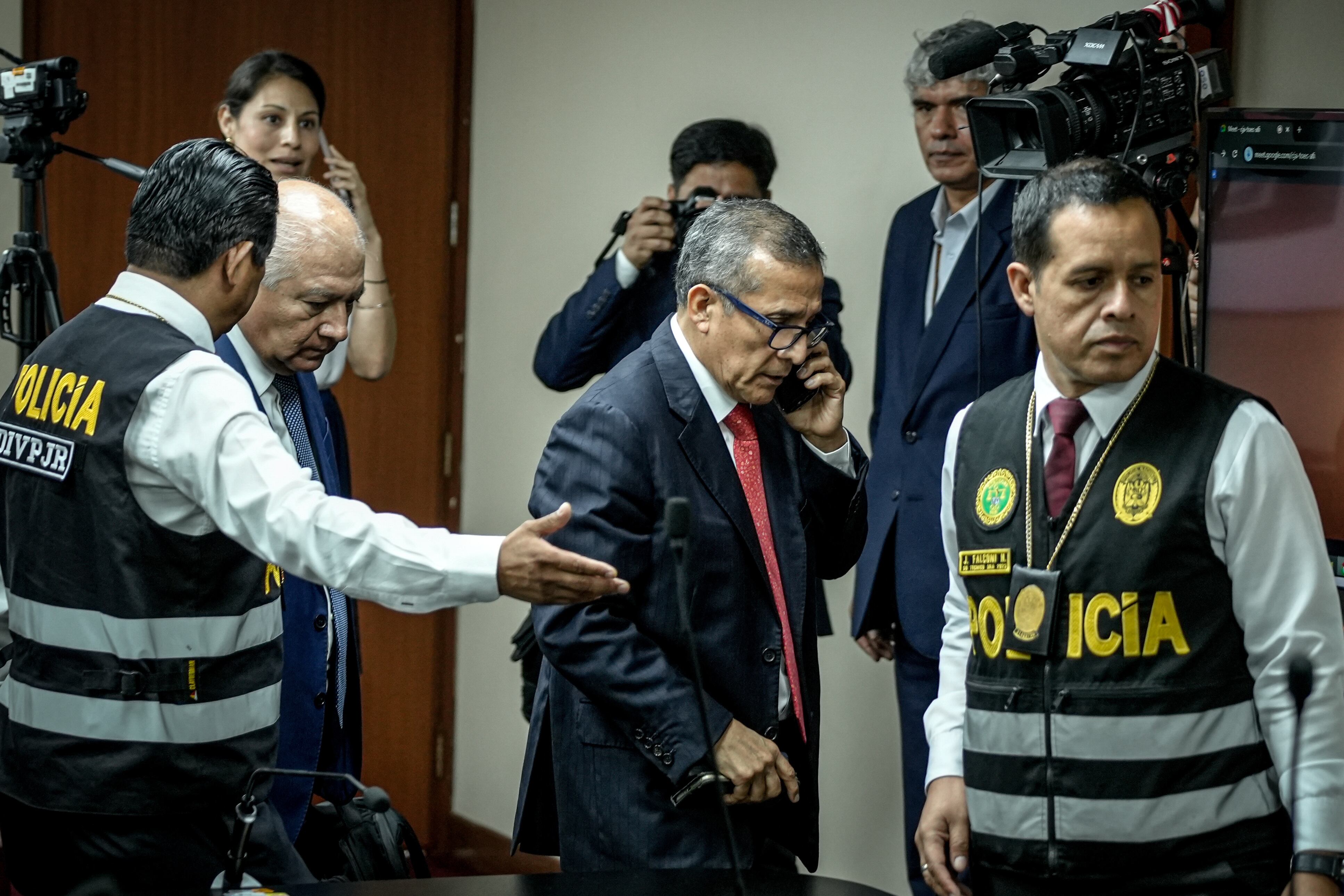 El expresidente de Perú Ollanta Humala (c) es retirado por integrantes de la Policía Nacional de Perú tras oír su sentencia este martes, en Lima (Perú). EFE/ John Reyes Mejia