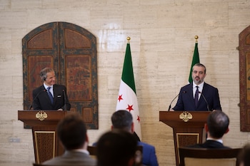 El director del Organismo Internacional de Energía Atómica Rafael Mariano Grossi (izq) con el ministro de exteriores sirio Asaad al-Shibani, en Damasco, el 18 de agosto del 2026. (AP foto/Ghaith Alsayed)