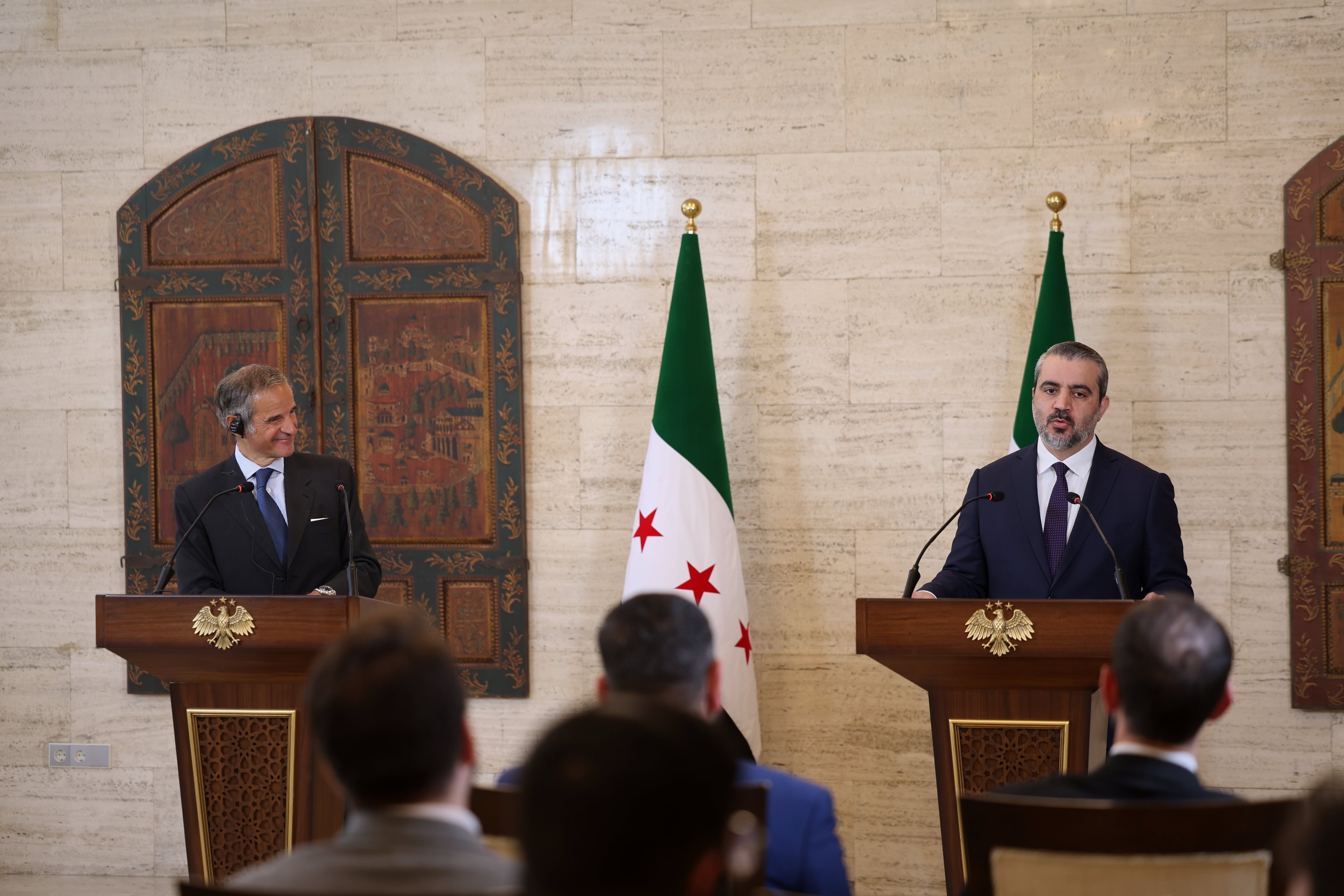 El director del Organismo Internacional de Energía Atómica Rafael Mariano Grossi (izq) con el ministro de exteriores sirio Asaad al-Shibani, en Damasco, el 18 de agosto del 2026. (AP foto/Ghaith Alsayed)
