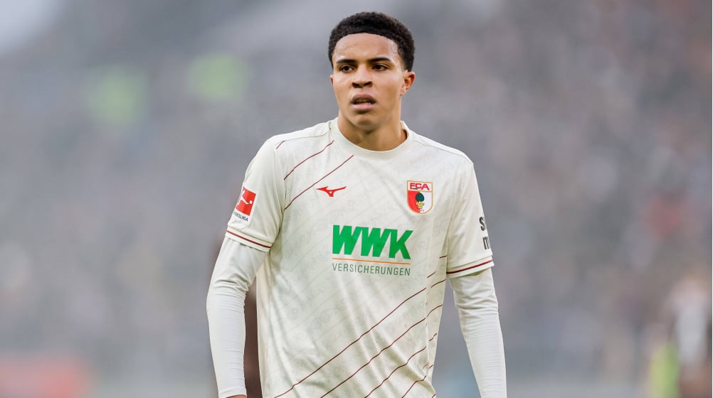 Noahkai Banks, defensor del Augsburg, aplaza su decisión entre jugar para Estados Unidos o Alemania, situación que mantiene la incertidumbre en ambas federaciones (Transfermarkt)