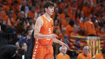 El base del Valencia Basket Sergio de Larrea, Mejor Joven de la Liga Endesa 2025-26