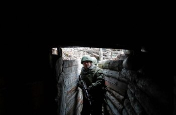 Militantes de la autoproclamada República Popular de Luhansk caminan en una trinchera en las posiciones de combate cerca de la línea de separación de las fuerzas armadas ucranianas fuera del asentamiento de Molodizhne en la región de Lugansk (REUTERS/Alexander Ermochenko)