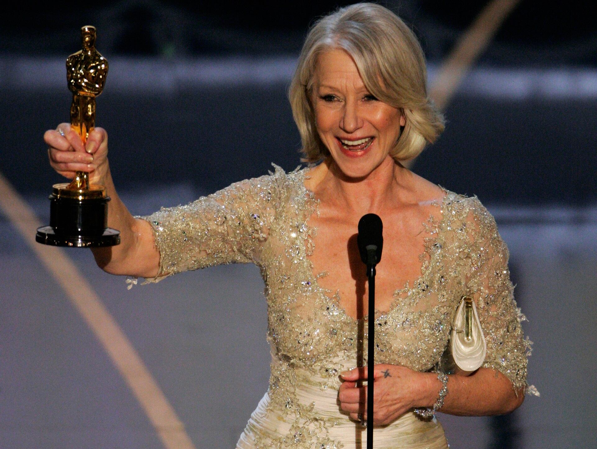 La actriz británica Helen Mirren acepta el Oscar a la mejor actriz por su trabajo en