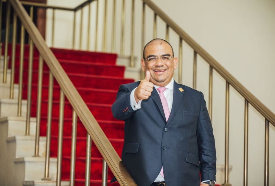 “Los procesos de contratación, elaboración y logística y cualquier transición operativa de los derechos del ciudadano no van a ser afectados por parálisis e ineficiencias del servicio”, dijo el senador Antonio Correa - crédito