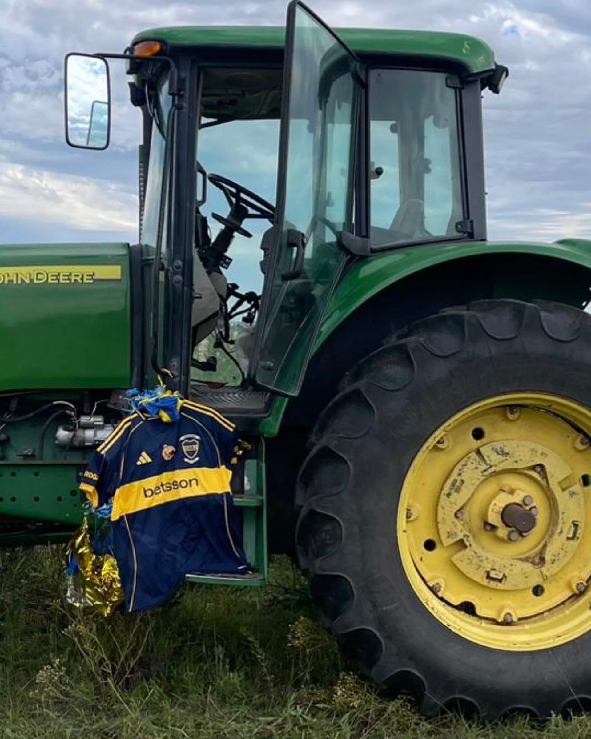 La azul y oro del homenaje a Russo en un tractor