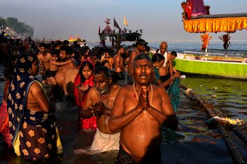 Miles de devotos hindúes se