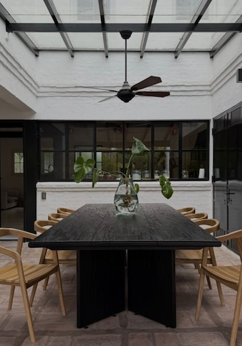 La renovación de la galería de Zaira Nara sorprendió por su estética minimalista en combinación de colores oscuros y claros (Instagram)