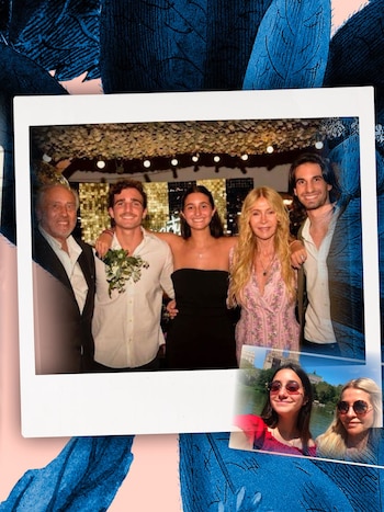 Una foto polaroid con Cris Morena y cuatro personas más posando sonrientes. En la esquina inferior derecha, una foto más pequeña muestra a dos mujeres al aire libre