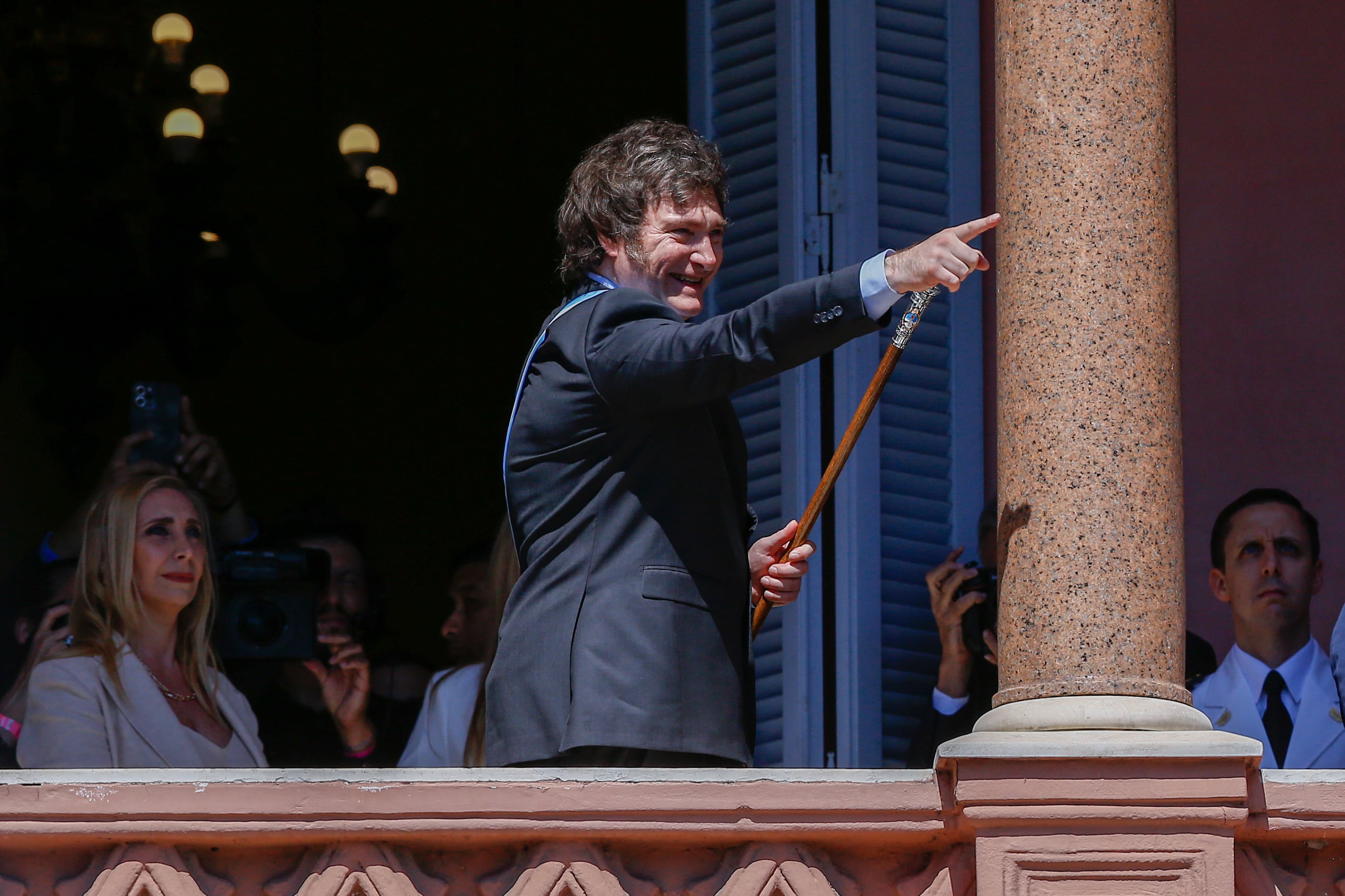 El presidente de Argentina, Javier Milei, sale al balcón de la Casa Rosada para saludar a simpatizantes, en una fotografía de archivo (EFE/Luciano Gonzalez)