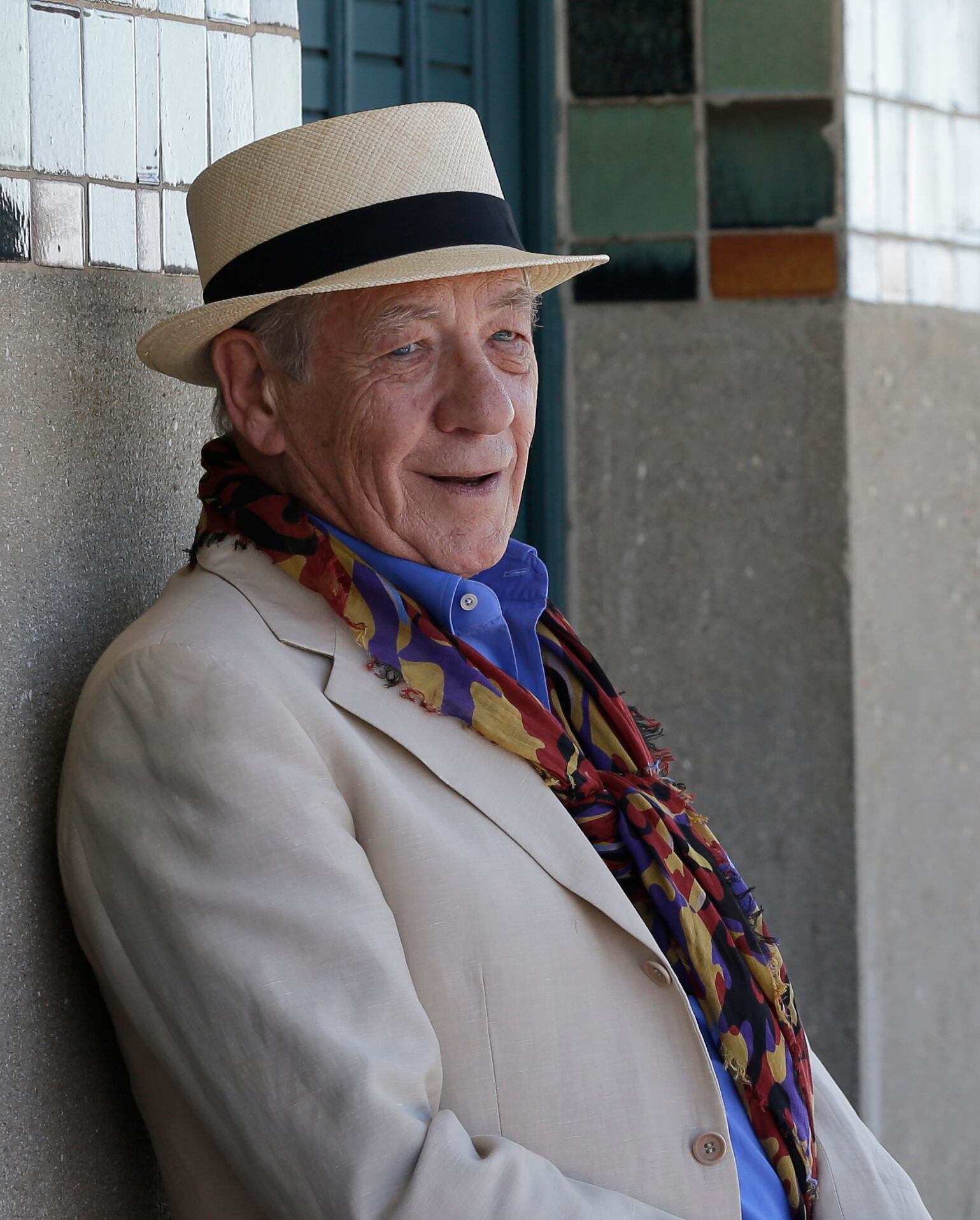 Los asistentes fueron evacuados mientras el equipo del teatro asistía al actor. (Créditos: AP/Lionel Cironneau)