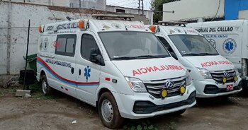 Ambulancias permanecen abandonadas en el Callao.