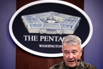El general Kenneth McKenzie durante una conferencia de prensa en el Pentágono en marzo (REUTERS/Yuri Gripas)