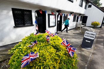 Vista general del exterior de la Barley Town House, que actúa como colegio electoral para las elecciones locales en Royston, Gran Bretaña, 4 de mayo de 2023. REUTERS/Peter Cziborra