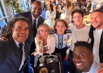 Tras la final, James Wilkie Broderick volvió a posar con una remera de Lionel Messi junto a campeones del mundo como Karembeu, Vieira, Matuidi y Podolski