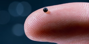 El microrobot esférico utiliza nanopartículas