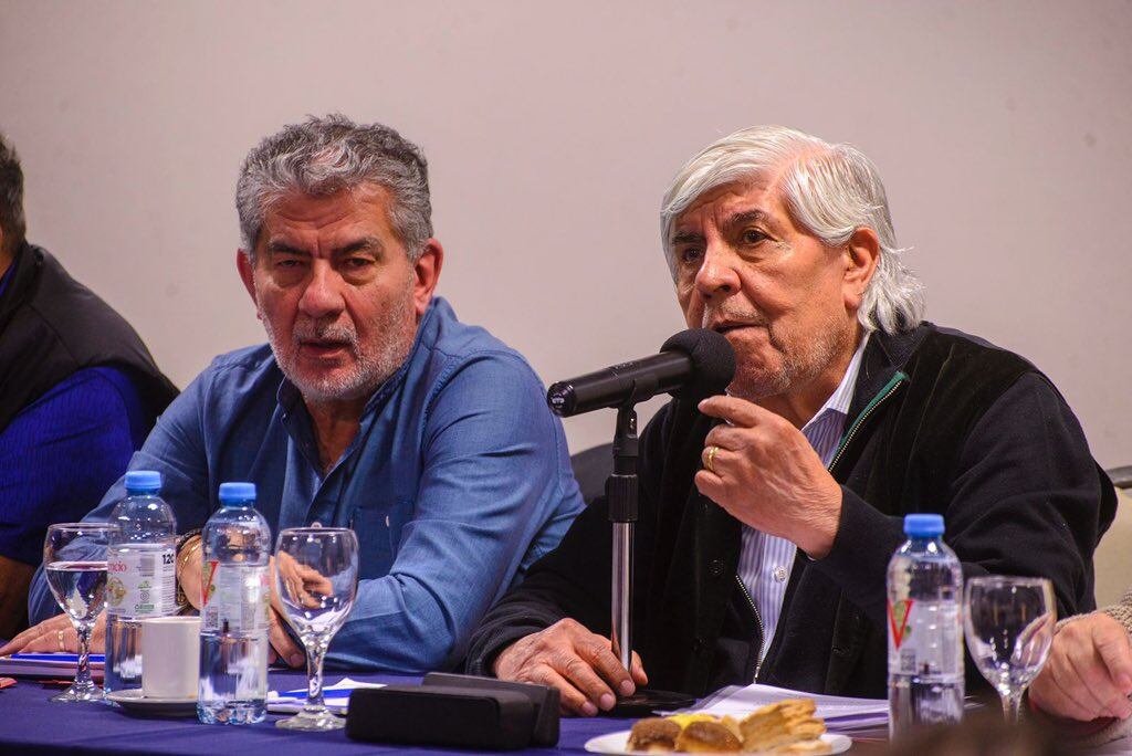 Hugo Moyano y Jorge Taboada, en la asamblea de la Federación de Trabajadores Camioneros que se hizo este lunes