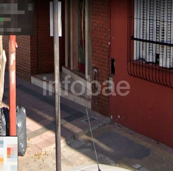 Tropezó en la vereda y demandó por el mal estado del lugar, pero la Justicia rechazó el reclamo