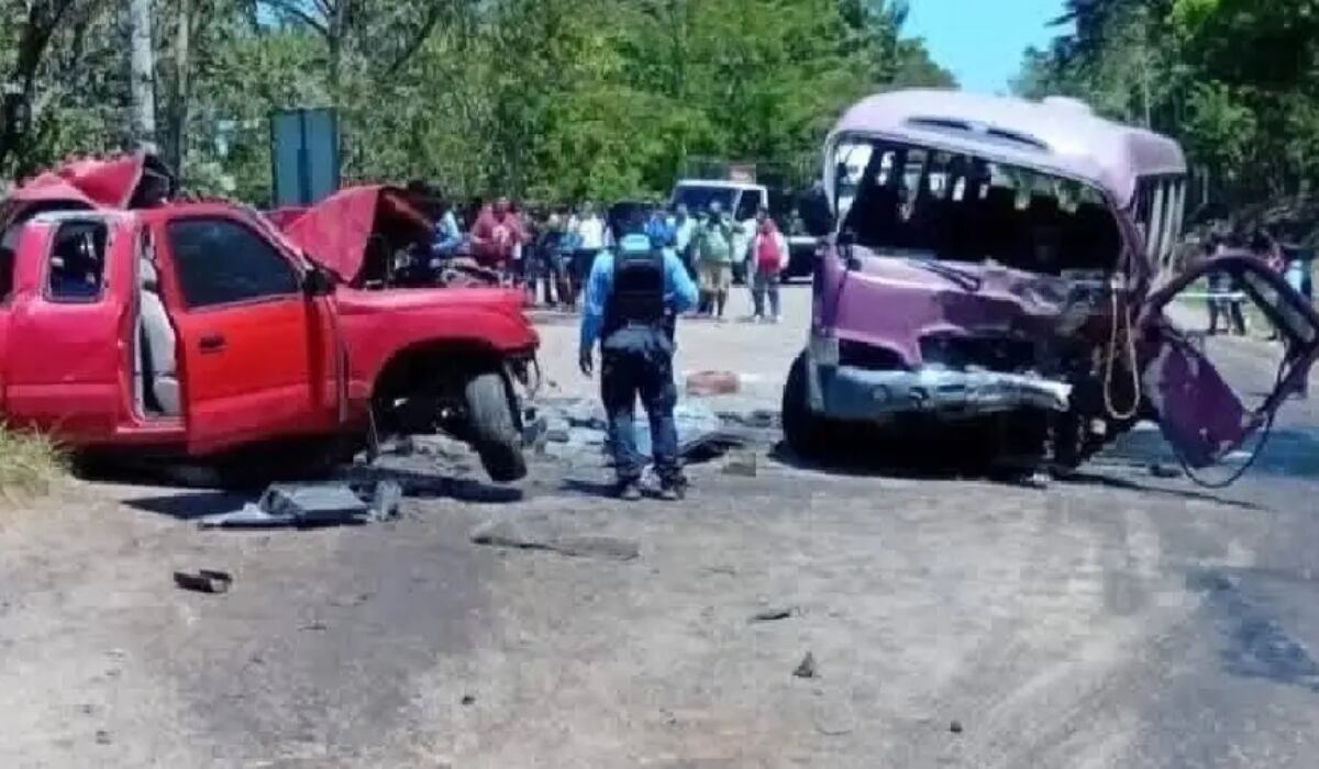 Imágenes tras el choque frontal evidencian los graves daños en ambos vehículos involucrados y la magnitud del impacto. (Foto: Redes sociales)