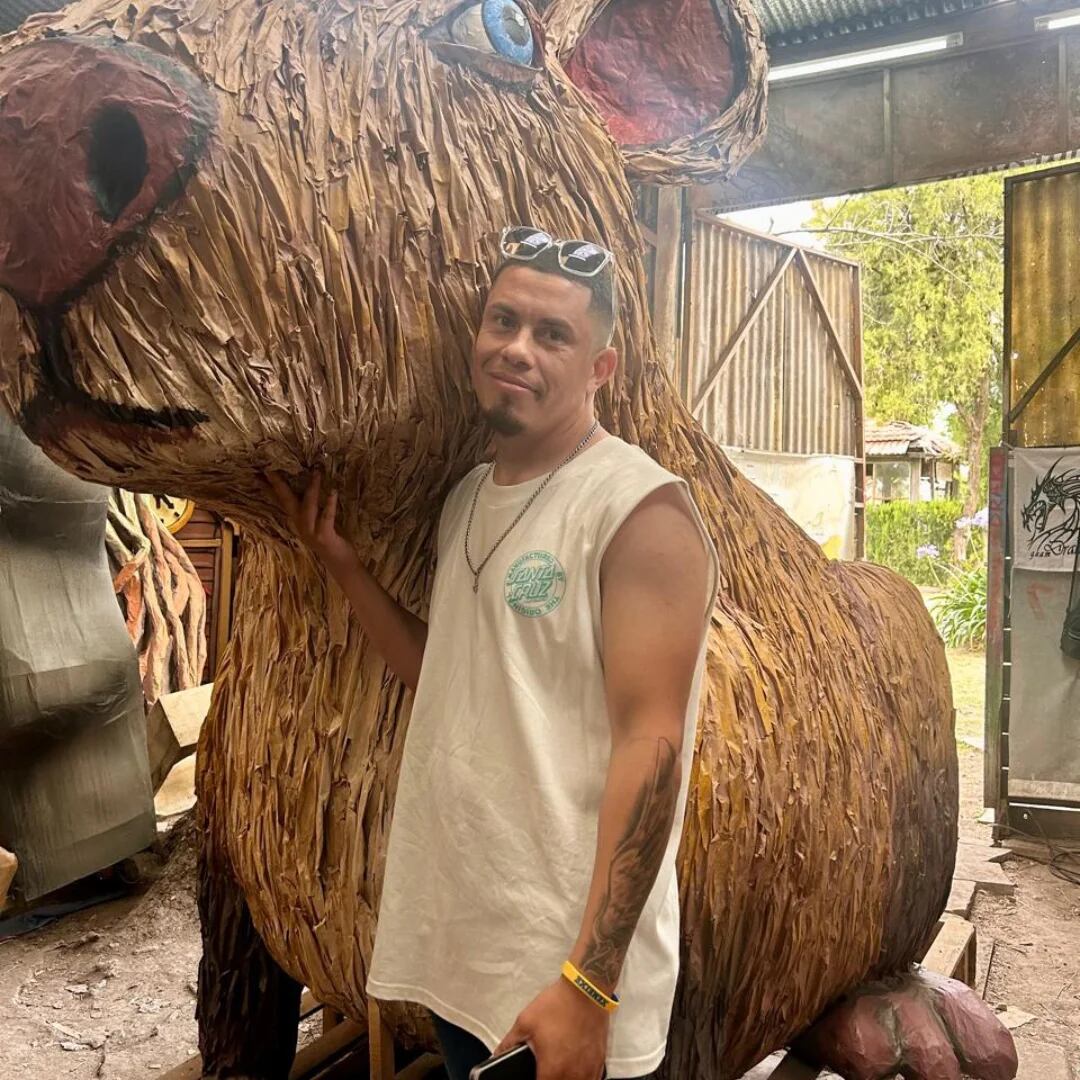 El papá de Kim junto al capibara que quemarán en su honor